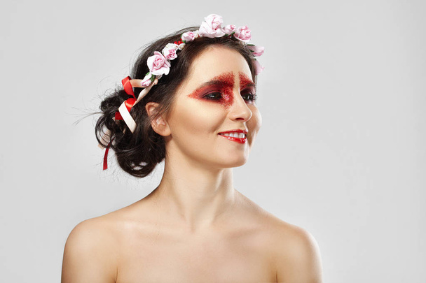 Fashion beauty model girl with flowers in her hair. Perfect crea - Foto, Imagem