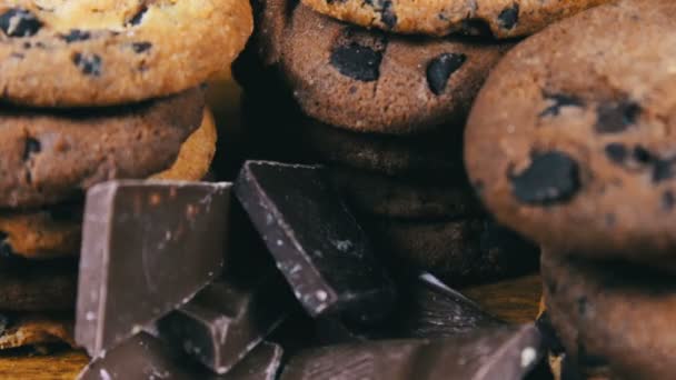Galletas de pastel con chocolate y trozos de leche y chocolate negro
 - Imágenes, Vídeo