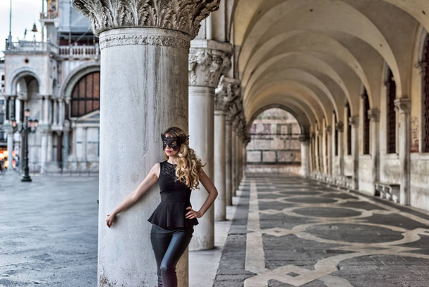 Girl wearing a black mask in San Marco Square, Italy - Foto, Imagem