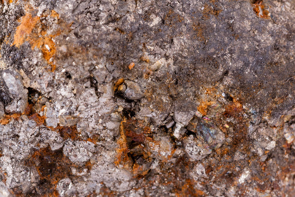 Beyaz bir arka plan üzerinde taş makro mineral arsenopyrite - Fotoğraf, Görsel