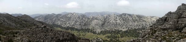 Vista panorâmica de Los Llanos de Libar no Parque Natural de Grazalema, Andaluzia
 - Foto, Imagem