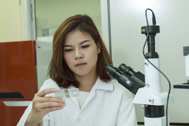 若い女性技術や女性アジアの科学者 multichan での作業 - 写真・画像