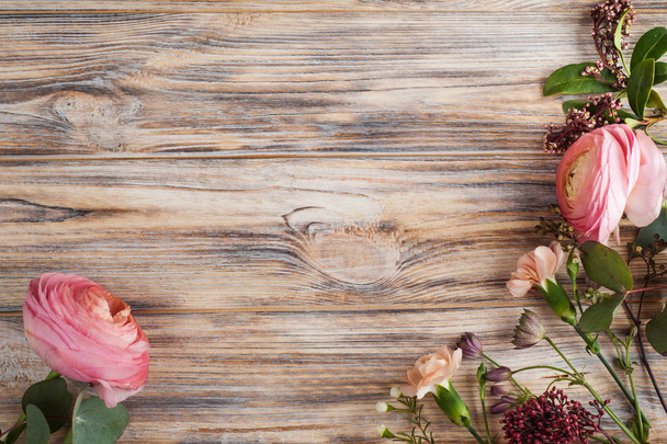 Flower decor on wooden background - Фото, изображение