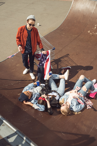 подростки с американским флагом
  - Фото, изображение