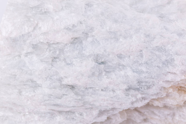 кам'яний макро мінерал тальк на білому тлі
 - Фото, зображення