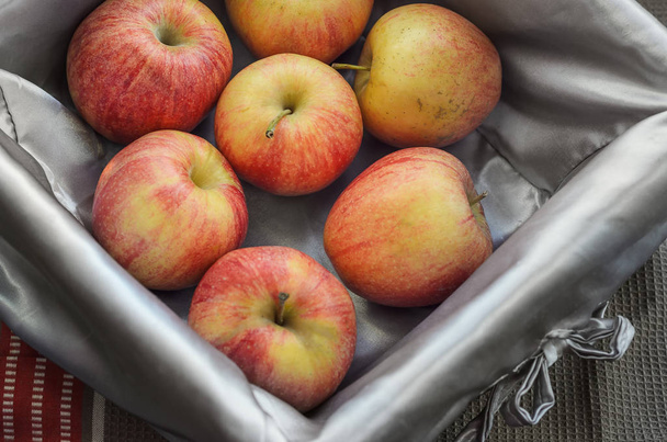 Плетений кошик зі свіжими яблуками
. - Фото, зображення