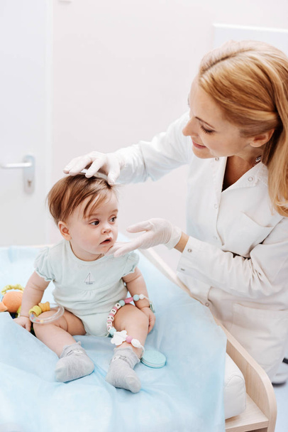 female pediatrician examining child - Foto, imagen