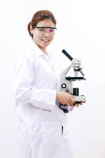 Νεαρή γυναίκα τεχνολογίας ή γυναίκες Ασία επιστήμονας που εργάζεται βιολογικό εργαστήριο - Φωτογραφία, εικόνα
