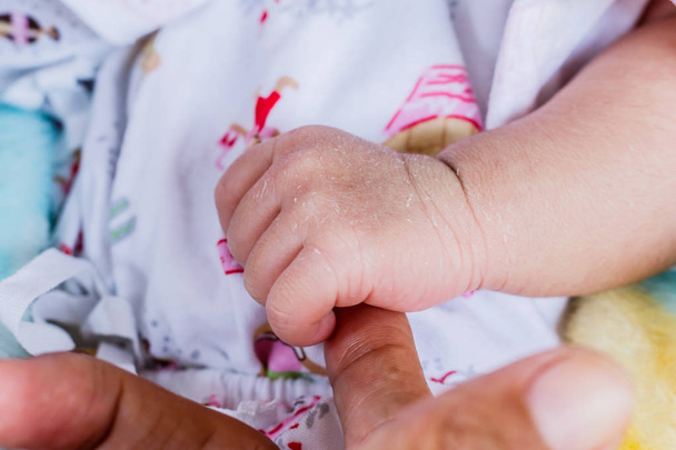 Zbliżenie: nowo narodzone dziecko dotykając ręką matki - Zdjęcie, obraz