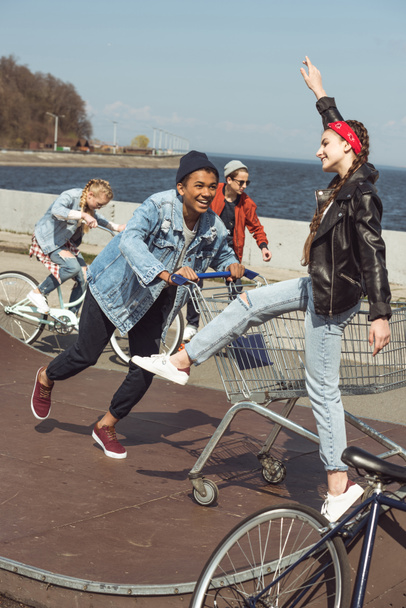 adolescentes con carrito de compras y bicicleta
   - Foto, imagen