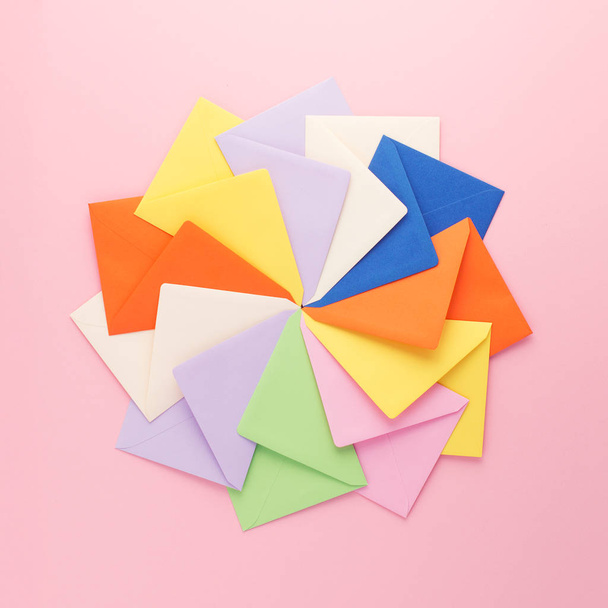 Colorful envelopes organized in a circle over pink background - Foto, Imagem