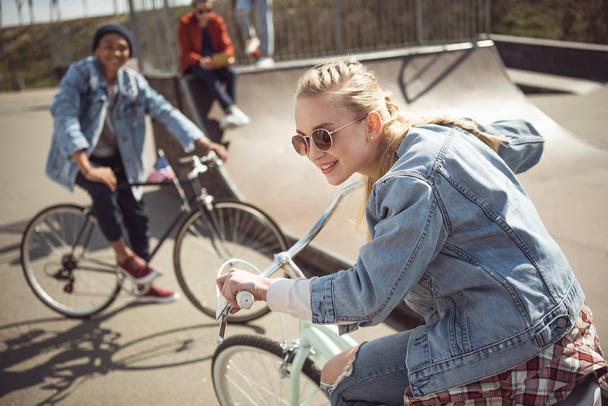 adolescentes montando bicicletas
 - Foto, Imagen