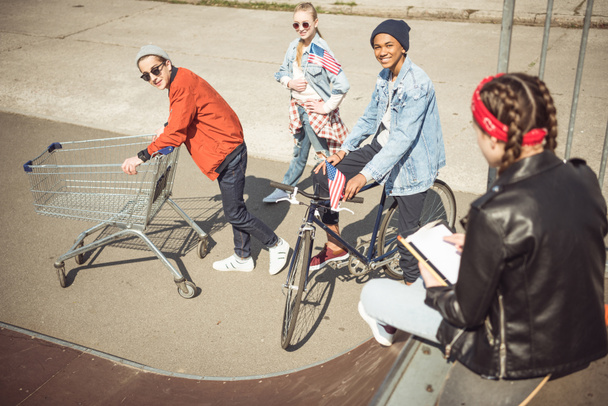 teenagers with shopping cart and bicycle   - Foto, imagen