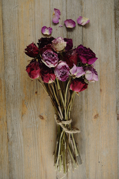 kukkakimppu kuivattuja ruusuja puinen
 - Valokuva, kuva