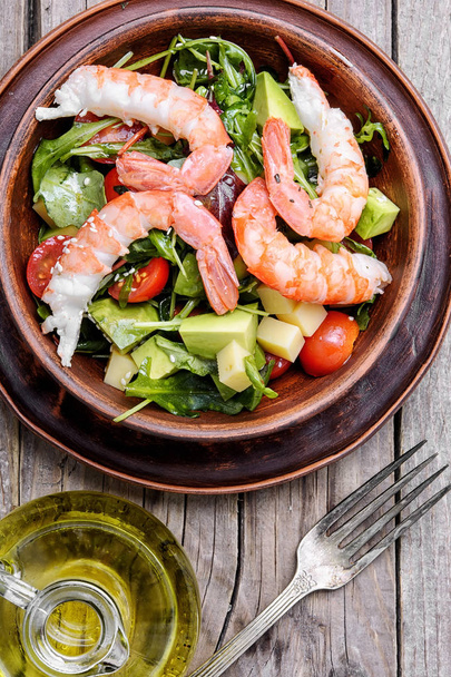 Salad with shrimp,tomatoes and avocado - Foto, afbeelding