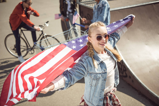 Mädchen mit amerikanischer Flagge  - Foto, Bild