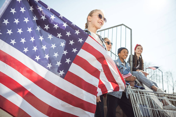 Οι έφηβοι με αμερικανικές σημαίες  - Φωτογραφία, εικόνα