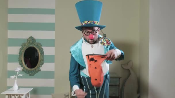 Θαυματοποιός δείχνει τέχνασμα τέχνασμα με μπαλόνι 4k - Πλάνα, βίντεο