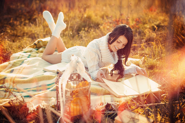 fille lecture livre au parc en automne coucher de soleil lumière
 - Photo, image
