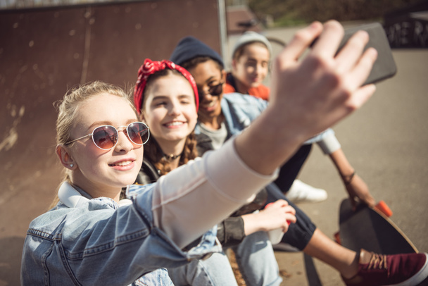 підлітки, беручи selfie
  - Фото, зображення