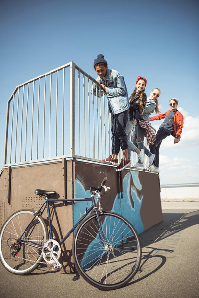 les adolescents passent du temps au skateboard park
 - Photo, image