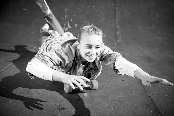hipster menina andar de skate
  - Foto, Imagem