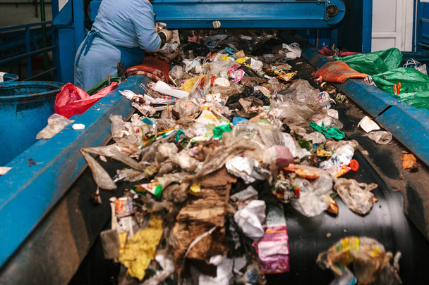 Afvalverwerkingsbedrijf. Technologisch proces. Recycling en opslag van afval voor verdere verwijdering. Bedrijven voor het sorteren en verwerken van afval. - Foto, afbeelding