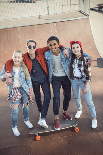 teenagers spending time at skateboard park - Foto, afbeelding
