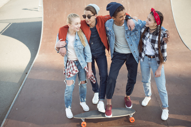les adolescents passent du temps au skateboard park
 - Photo, image