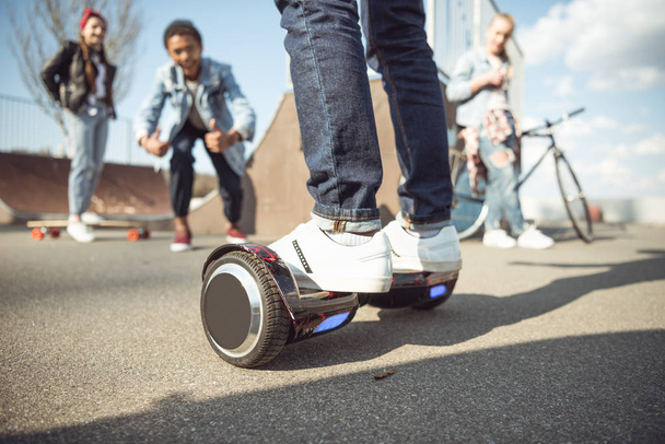hipster çocuk sürme gyroboard - Fotoğraf, Görsel