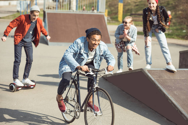 teenagers spending time at skateboard park - Foto, Imagem