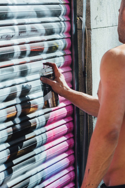 Graffiti fiú, spray festés az utcán - Fotó, kép