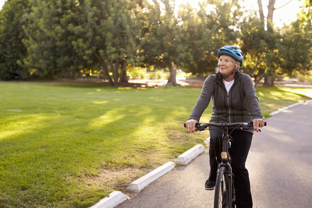 Senior Woman Cycling  - Valokuva, kuva