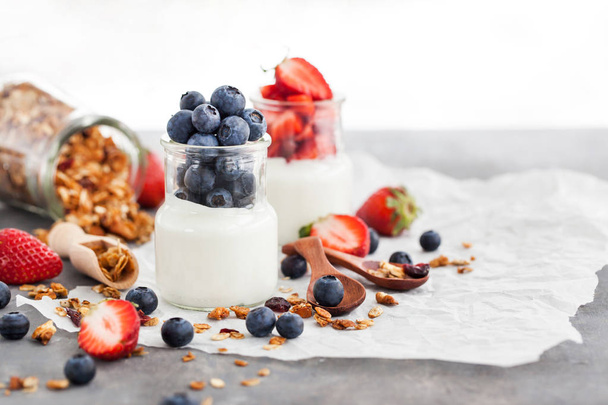Pyszny jogurt naturalny ze świeżych jagód i truskawek w  - Zdjęcie, obraz