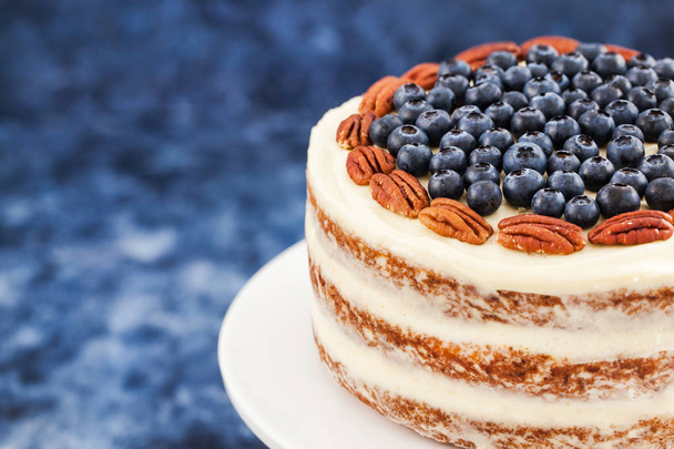 Naked carrot cake decorated with fresh blueberry and pecan - Foto, Bild