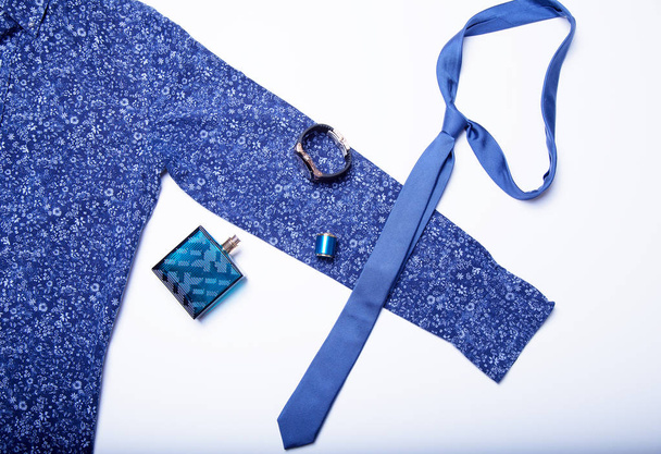 Чоловічі модні аксесуари: краватка, сорочка, години, духи
 - Фото, зображення