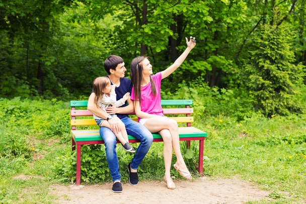 Fiatal család gyermek lány, így a szabadban selfie - Fotó, kép
