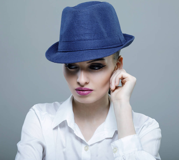 Closeup beauty portrait of a young sensual model with a blue mod - Foto, Bild