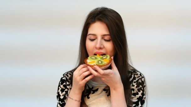 Tartlets. Young beautiful woman eating a cream cake - Footage, Video