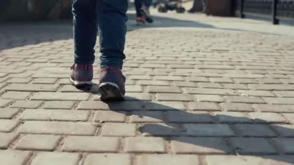 家族の歩行中の通りの歩道にジーンズの子供女の子幼児足 - 映像、動画