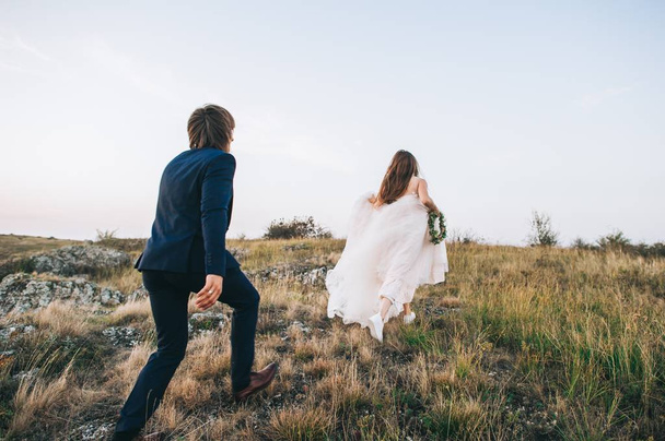 bride and groom running - Фото, зображення