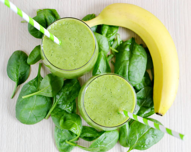 Green spinach smoothies with fruits - Φωτογραφία, εικόνα