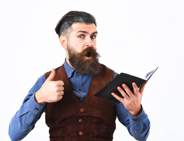 bearded man holding notepad with surprised face - Foto, Imagem