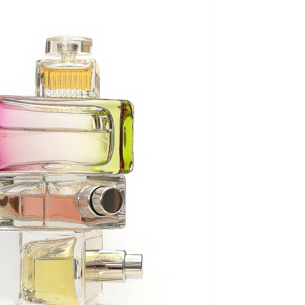 Pila de frascos de perfume
 - Foto, imagen