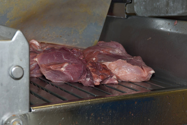 Liha-alan kone ruiskuttaa suolavettä lihaan
, - Valokuva, kuva