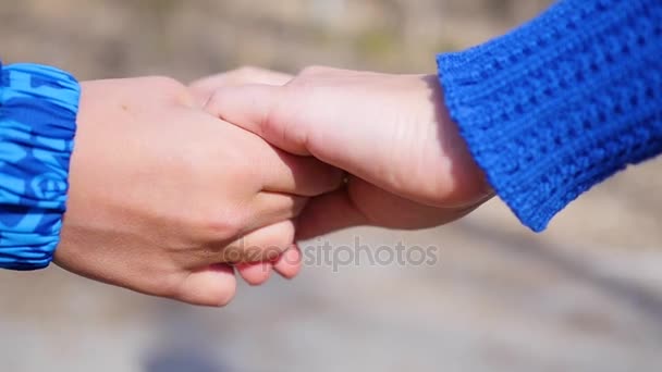 Close-up van twee liefhebbers toetreden handen. Detail silhouet van Man en vrouw bedrijf overhandigt. Liefde en geluk concept. - Video