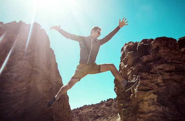 Человек бежит по пустынным горам
 - Фото, изображение