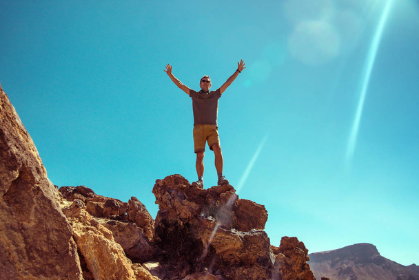 Красавчик, стоящий на скале
 - Фото, изображение