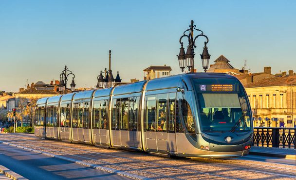 Tram van de stad op de Pont de Pierre brug in Bordeaux, Frankrijk - Foto, afbeelding