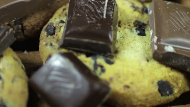 Chipkuchenplätzchen mit Schokolade und Milchstückchen und dunkler Schokolade - Filmmaterial, Video